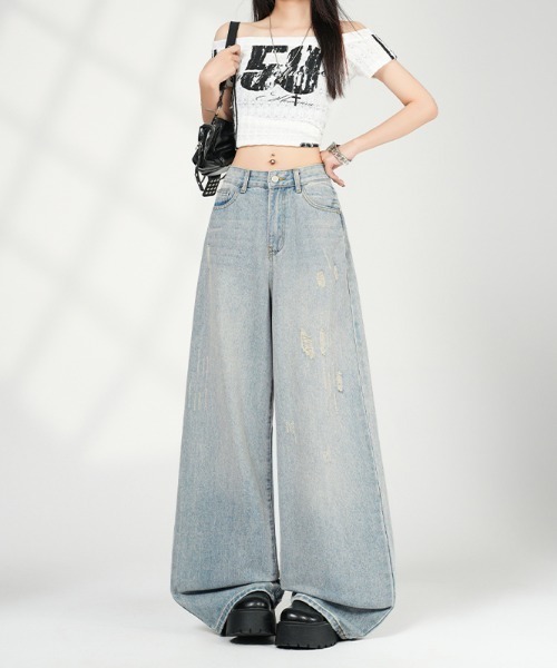 AMAJI(アマジ)の「ウォッシュド クラッシュ加工 ワイドデニムパンツ(デニムパンツ・レディース・ライトブルー・SMALL/MEDIUM/LARGE/X-LARGE)」の3枚目の写真