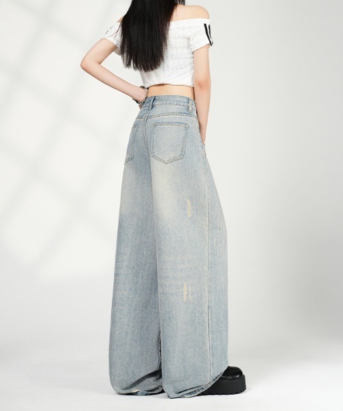 AMAJI(アマジ)の「ウォッシュド クラッシュ加工 ワイドデニムパンツ(デニムパンツ・レディース・ライトブルー・SMALL/MEDIUM/LARGE/X-LARGE)」の4枚目の写真