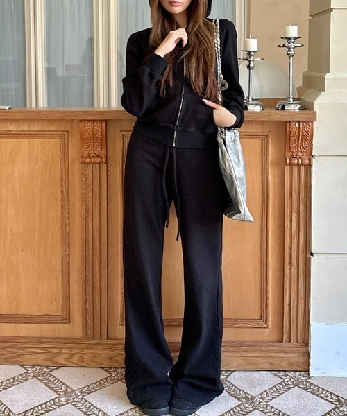 AMAJI(アマジ)の「フード付き スウェット × フレアパンツ セットアップ(セットアップ・レディース・ブラック・SMALL/MEDIUM/LARGE)」の2枚目の写真