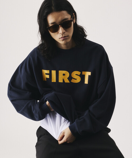 FREAK'S STORE（フリークスストア）の「Firsthand/ファーストハンド リラックスフィット FIRSTプリント クルーネック スウェット【限定展開】（スウェット・メンズ・ネイビー/チャコールグレー/グレー/ブラック・LARGE/MEDIUM）」の4枚目の写真