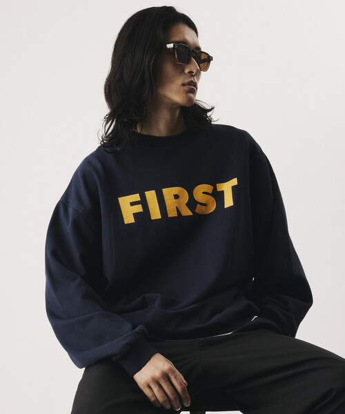 FREAK'S STORE（フリークスストア）の「Firsthand/ファーストハンド リラックスフィット FIRSTプリント クルーネック スウェット【限定展開】（スウェット・メンズ・ネイビー/チャコールグレー/グレー/ブラック・LARGE/MEDIUM）」の6枚目の写真