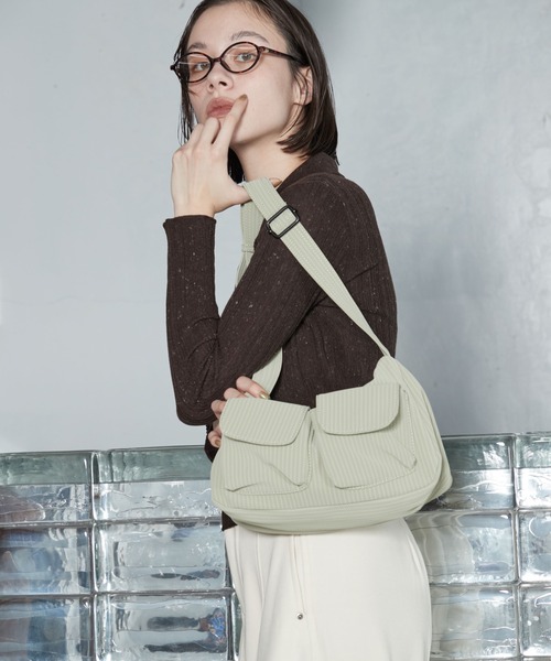 OFROOM(オフルーム)の「【2026秋冬新作】Utility Pocket Bag|ユーティリティポケットバッグ(ショルダーバッグ・レディース・ブラック/ベージュ/グリーン・ONESIZE)」の15枚目の写真