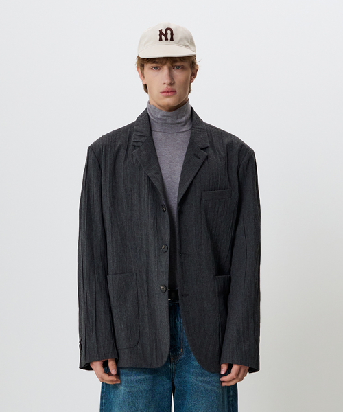 NOUN(ノウン)の「ウィンクル ブレイ (シャドウ チャコール)(テーラードジャケット・メンズ・チャコール・LARGE/MEDIUM)」の1枚目の写真