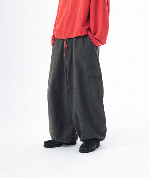 ANGLAN(アングラン)の「Embroidered Symbol Cargo Pants - Charcoal(その他パンツ・メンズ・その他・1/02)」の4枚目の写真