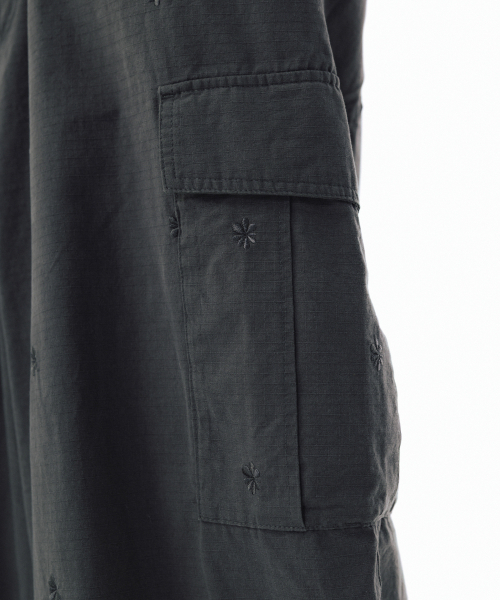 ANGLAN(アングラン)の「Embroidered Symbol Cargo Pants - Charcoal(その他パンツ・メンズ・その他・1/02)」の5枚目の写真