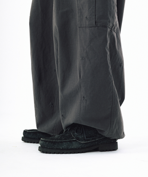 ANGLAN(アングラン)の「Embroidered Symbol Cargo Pants - Charcoal(その他パンツ・メンズ・その他・1/02)」の6枚目の写真