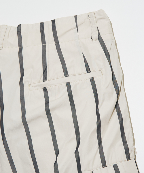 5351 POUR LES HOMMES（ゴーサンゴーイチプールオム）の「マイクロメモリーストライプハーフカーゴパンツ（カーゴパンツ・メンズ・アイボリー/ブラック・46/48）」の9枚目の写真