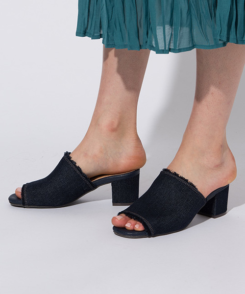 ikka（イッカ）の「スエードミュール  （サンダル・レディース・ブラック/キャメル/グレー/レンガ/ネイビー・MEDIUM/LARGE）」の4枚目の写真