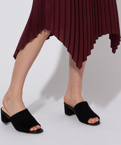 ikka（イッカ）の「スエードミュール  （サンダル・レディース・ブラック/キャメル/グレー/レンガ/ネイビー・MEDIUM/LARGE）」の2枚目の写真