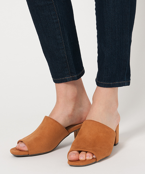 ikka（イッカ）の「スエードミュール  （サンダル・レディース・ブラック/キャメル/グレー/レンガ/ネイビー・MEDIUM/LARGE）」の15枚目の写真