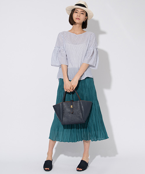 ikka（イッカ）の「スエードミュール  （サンダル・レディース・ブラック/キャメル/グレー/レンガ/ネイビー・MEDIUM/LARGE）」の8枚目の写真