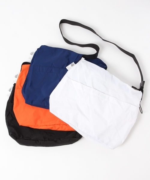 GLOBAL WORK（グローバルワーク）の「ナイロンカラーショルダー/760920（ショルダーバッグ・メンズ・ホワイト/ブラック/オレンジ/ネイビー・FREE）」の2枚目の写真
