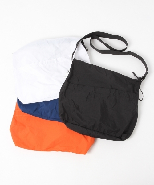 GLOBAL WORK（グローバルワーク）の「ナイロンカラーショルダー/760920（ショルダーバッグ・メンズ・ホワイト/ブラック/オレンジ/ネイビー・FREE）」の3枚目の写真