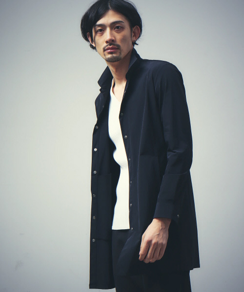 5351 POUR LES HOMMES（ゴーサンゴーイチプールオム）の「2WAYストレッチナイロンロングシャツ（シャツ/ブラウス・メンズ・ライトグレー/ブラック/ブルー・44/46/48）」の2枚目の写真