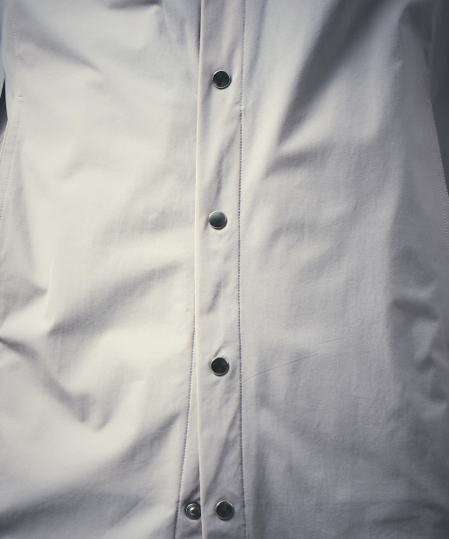 5351 POUR LES HOMMES（ゴーサンゴーイチプールオム）の「2WAYストレッチナイロンロングシャツ（シャツ/ブラウス・メンズ・ライトグレー/ブラック/ブルー・44/46/48）」の4枚目の写真