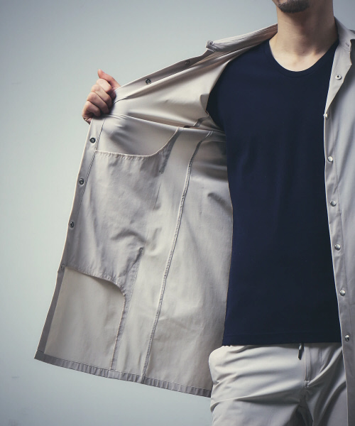 5351 POUR LES HOMMES（ゴーサンゴーイチプールオム）の「2WAYストレッチナイロンロングシャツ（シャツ/ブラウス・メンズ・ライトグレー/ブラック/ブルー・44/46/48）」の5枚目の写真