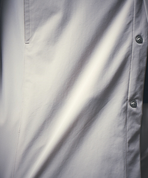 5351 POUR LES HOMMES（ゴーサンゴーイチプールオム）の「2WAYストレッチナイロンロングシャツ（シャツ/ブラウス・メンズ・ライトグレー/ブラック/ブルー・44/46/48）」の6枚目の写真