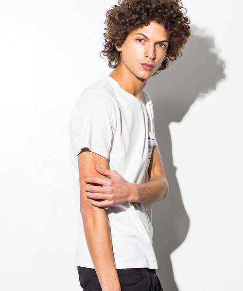 AZ by junhashimoto（エーゼイ バイ ジュンハシモト）の「AZ by junhashimoto(エーゼイ バイ ジュンハシモト)ポケット付プリントＴシャツ（Tシャツ/カットソー・メンズ・オフホワイト/ブラック/ネイビー・MEDIUM/SMALL/X-LARGE/LARGE）」の9枚目の写真