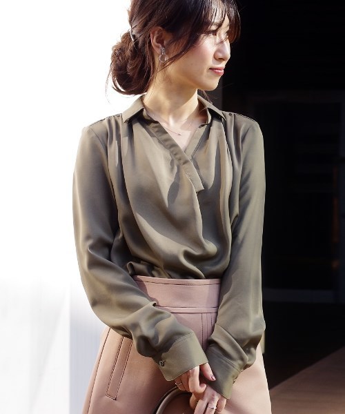 NARACAMICIE(ナラカミーチェ)の「ナチュラルストレッチドレープシャツ(シャツ/ブラウス・レディース・ホワイト/ネイビー/カーキ・MEDIUM/X-LARGE)」の8枚目の写真
