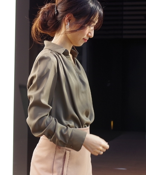 NARACAMICIE(ナラカミーチェ)の「ナチュラルストレッチドレープシャツ(シャツ/ブラウス・レディース・ホワイト/ネイビー/カーキ・MEDIUM/X-LARGE)」の6枚目の写真
