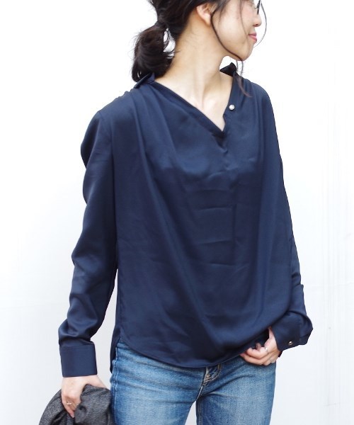 NARACAMICIE(ナラカミーチェ)の「ナチュラルストレッチドレープシャツ(シャツ/ブラウス・レディース・ホワイト/ネイビー/カーキ・MEDIUM/X-LARGE)」の4枚目の写真