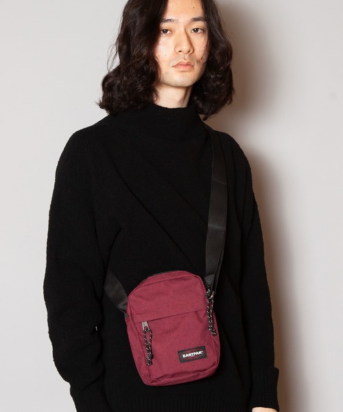 EASTPAK（イーストパック ）の「EASTPAK / THE ONE（ボディバッグ/ウエストポーチ・メンズ・ワインレッド/レッド/ブラック・ONE SIZE）」の2枚目の写真