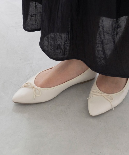 menue（メヌエ）の「ふわカル ポインテッドトゥ バレエシューズ（バレエシューズ・レディース・グレイッシュベージュ/ブラック/パイソン/ブラウン系その他/レッド系その他/アッシュグレー/ライトグリーン/シルバー/グリーン/ベージュ系その他/パープル/レオパード/ブロンズ/ブラウン系その他2/キャメル/アイボリー/アッシュブラウン/ブラック系その他/ブラック系その他2/レッド/ゴールド/ゼブラ/グレー/ブルー/シルバー系/チェック/オレンジ/ホワイト/アニマル/ダークグリーン/シルバー系その他2/レッド系2/レッド系1/ブラウン系その他3/チャコール/オフホワイト/ダークブラウン/オレンジ系その他/ブラック系その他3/ブルー系その他/ブラウン/ピンク/ブラック系その他4・21.5cm/26.5cm/22.0cm/23.5cm/26.0cm/24.0cm/25.5cm/22.5cm/25.0cm/23.0cm/24.5cm/21.0cm）」の3枚目の写真