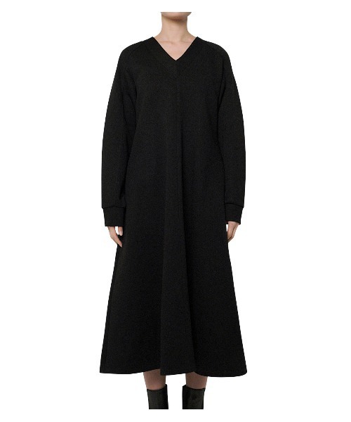 LE CIEL BLEU ルシェルブルー スカルプテッド 黒ワンピース Vネック LE CIEL BLEU（ルシェルブルー）の「V Neck Sweat Dress（ワンピース