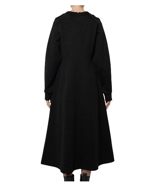 LE CIEL BLEU ルシェルブルー スカルプテッド 黒ワンピース Vネック LE CIEL BLEU（ルシェルブルー）の「V Neck Sweat Dress（ワンピース