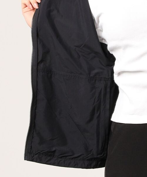 Guess（ゲス）の「Logo Nylon Jacket（ナイロンジャケット・レディース・グリーン/ブラック/ライトブルー・MEDIUM/SMALL/X-SMALL）」の12枚目の写真