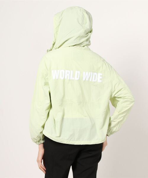 Guess（ゲス）の「Logo Nylon Jacket（ナイロンジャケット・レディース・グリーン/ブラック/ライトブルー・MEDIUM/SMALL/X-SMALL）」の13枚目の写真