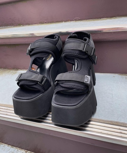 FIG&VIPER（フィグアンドバイパー）の「シャークソールナイロンベルトサンダル（サンダル・レディース・ブラック・LARGE/MEDIUM）」の6枚目の写真