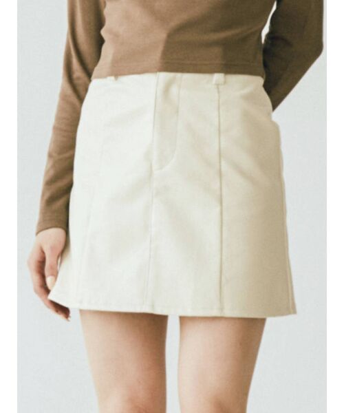 EVRIS（エヴリス）の「フェイクレザーミニスカート【セットアップ着用可能】（スカート・レディース・ブラウン/アイボリー/ブラック・SMALL/MEDIUM）」の2枚目の写真