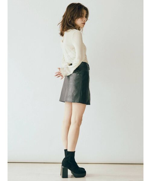 EVRIS（エヴリス）の「フェイクレザーミニスカート【セットアップ着用可能】（スカート・レディース・ブラウン/アイボリー/ブラック・SMALL/MEDIUM）」の6枚目の写真