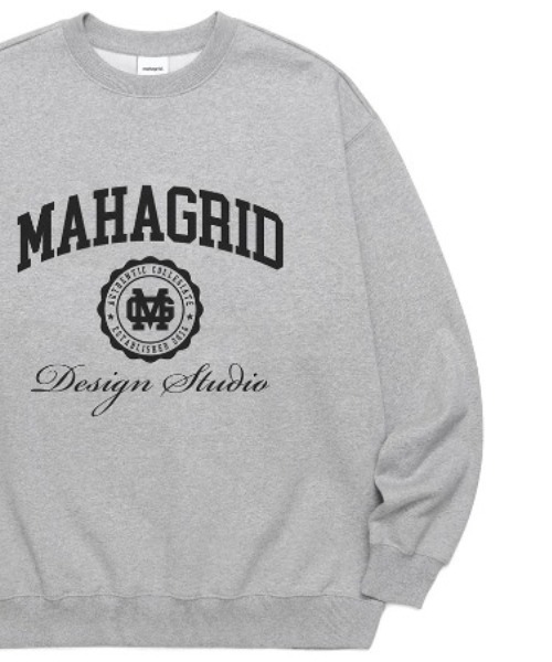 MAHAGRID（マハグリッド）の「『mahagrid/マハグリッド』AUTHENTIC SWEATSHIRT/カレッジロゴ ロングスリーブスウェットシャツ（スウェット・メンズ・ブラック/ネイビー/グレー/アイボリー/ライトグレー/カーキ・M/L）」の4枚目の写真
