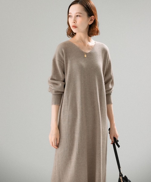URBAN RESEARCH ROSSO（アーバンリサーチロッソ）の「『一部WEB限定カラー』カシミヤ混ラムウールVネックニットワンピース（ワンピース・レディース・ベージュ/ネイビー/グレー/モカ・FREE）」の14枚目の写真