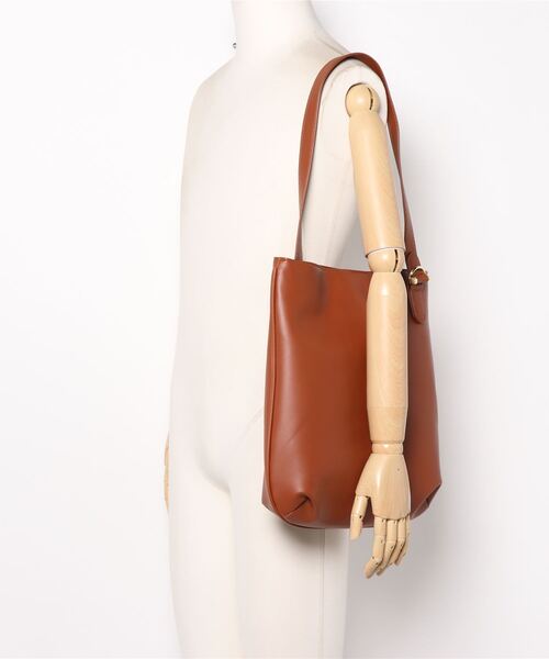 Te chichi TERRASSE（テチチテラス）の「フェイクレザー2WAYトートバッグ（トートバッグ・レディース・キャメル/ブラック・ﾌﾘ-）」の6枚目の写真