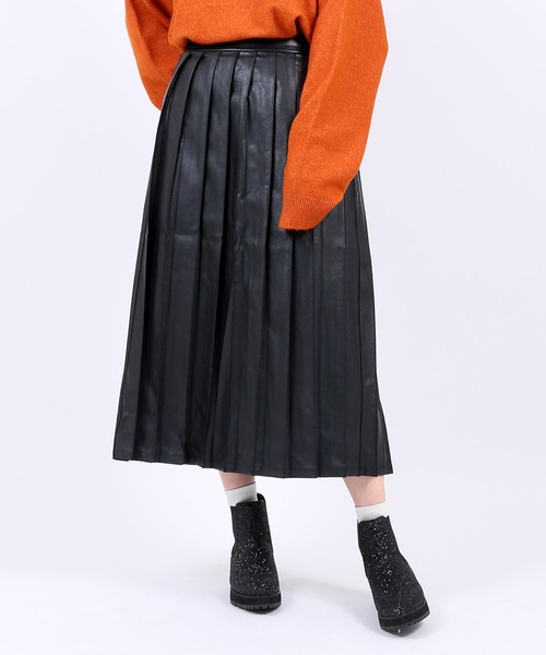 PUNYUS（プニュズ）の「フェイクレザープリーツロングスカート（スカート・レディース・オフホワイト/ブラック/ダークオレンジ・3/1/4/2）」の3枚目の写真