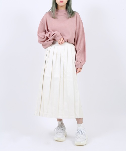 PUNYUS（プニュズ）の「フェイクレザープリーツロングスカート（スカート・レディース・オフホワイト/ブラック/ダークオレンジ・3/1/4/2）」の4枚目の写真