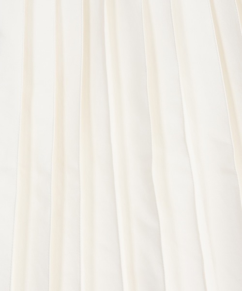 PUNYUS（プニュズ）の「フェイクレザープリーツロングスカート（スカート・レディース・オフホワイト/ブラック/ダークオレンジ・3/1/4/2）」の7枚目の写真