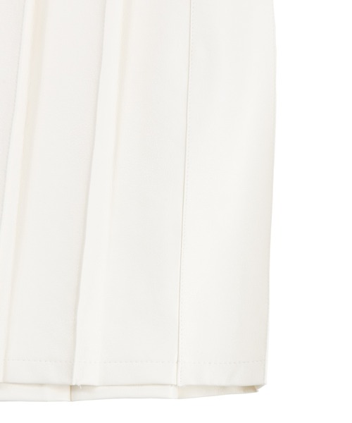 PUNYUS（プニュズ）の「フェイクレザープリーツロングスカート（スカート・レディース・オフホワイト/ブラック/ダークオレンジ・3/1/4/2）」の6枚目の写真