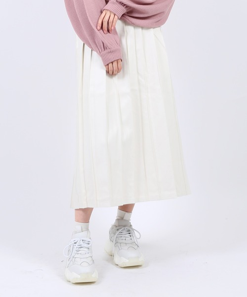 PUNYUS（プニュズ）の「フェイクレザープリーツロングスカート（スカート・レディース・オフホワイト/ブラック/ダークオレンジ・3/1/4/2）」の17枚目の写真