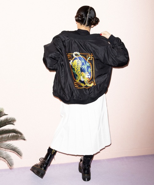 PUNYUS（プニュズ）の「フェイクレザープリーツロングスカート（スカート・レディース・オフホワイト/ブラック/ダークオレンジ・3/1/4/2）」の14枚目の写真