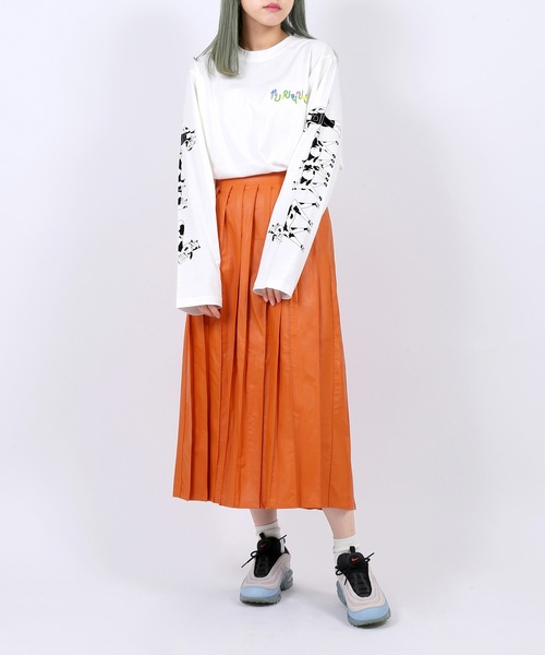 PUNYUS（プニュズ）の「フェイクレザープリーツロングスカート（スカート・レディース・オフホワイト/ブラック/ダークオレンジ・3/1/4/2）」の19枚目の写真