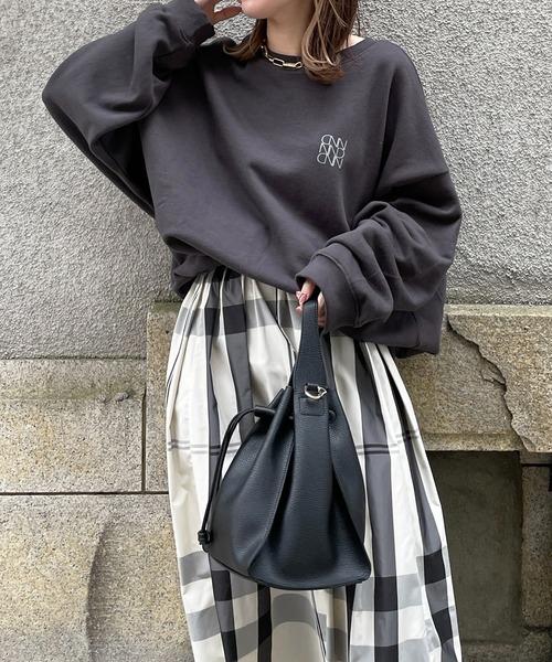 DouDou（ドゥドゥ）の「前後2WAYロゴスウェット（Tシャツ/カットソー・レディース・チャコールグレー/ボルドー/オフホワイト/ダークグリーン・FREE）」の3枚目の写真