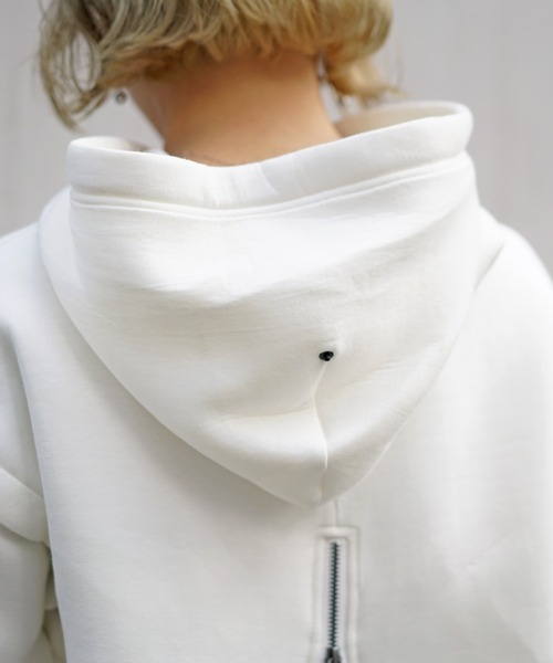AULA AILA(アウラアイラ)の「AULA AILA(アウラ アイラ)別注2WAYバックプリーツパーカー(パーカー・レディース・ホワイト/ベージュ/ブラック・FREE)」の5枚目の写真