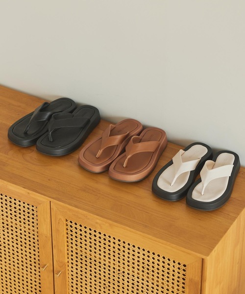 SEA DRESS（シードレス）の「ﾌｪｲｸﾚｻﾞｰｽｸｴｱﾄﾝｸﾞｻﾝﾀﾞﾙ（サンダル・レディース・ブラウン/ホワイト系その他/ブラック・L/M/S）」の3枚目の写真