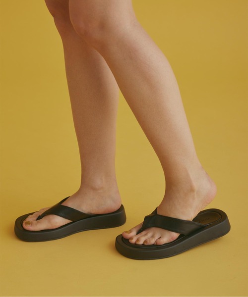 SEA DRESS（シードレス）の「ﾌｪｲｸﾚｻﾞｰｽｸｴｱﾄﾝｸﾞｻﾝﾀﾞﾙ（サンダル・レディース・ブラウン/ホワイト系その他/ブラック・L/M/S）」の9枚目の写真