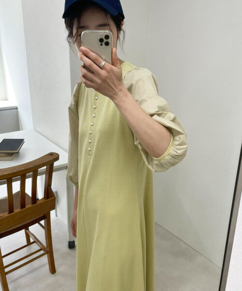 fredy emue（フレディエミュ）の「パールボタン袖ボリュームワンピース（ワンピース・レディース・ネイビー/イエロー・38/36）」の19枚目の写真