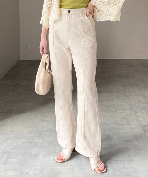 She's Closet（シーズクローゼット）の「ハイウエストセンターラインフレアデニムパンツ（デニムパンツ・レディース・オフホワイト/インディゴブルー/ブルー・M/L）」の2枚目の写真